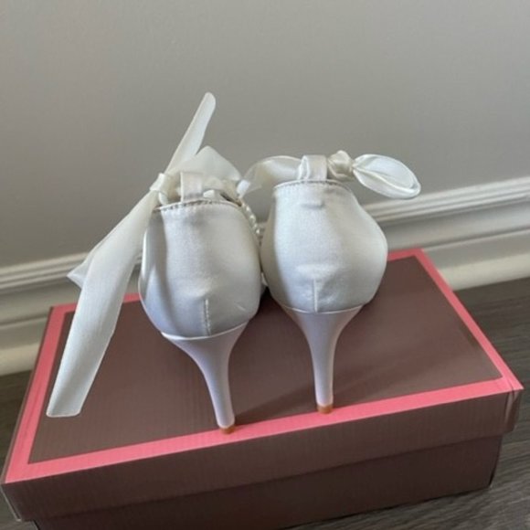 Bridal Pointy Heels with Pearls and Bow - Picture 3 of 3